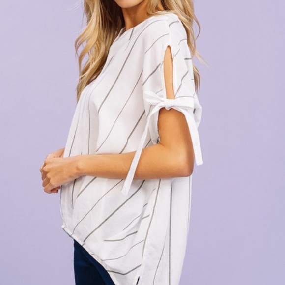 ❗️One Left❗️NWT Stripe cold shoulder sleeves - Picture 4 of 8